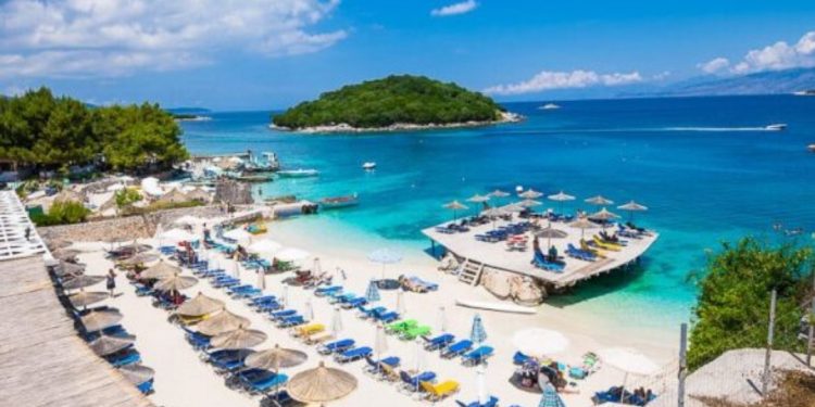 E padëgjuar më parë! Çmimi për një shezllon shkon në 500 euro, ja zona më e çmendur në Shqipëri…