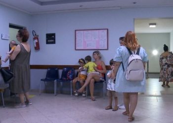 Rikthehet COVID-19 në Shqipëri/ Mjekët paralajnërojnë: Shfaqet me temperaturë të lartë dhe…