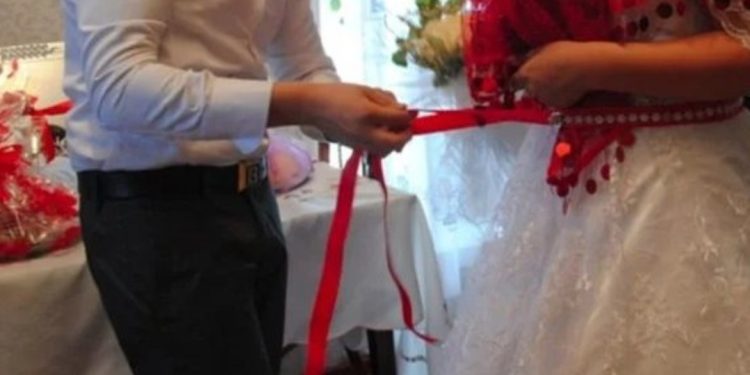 Nuk ishte e virgjër! Familja shqiptare torturon 23-vjeçaren një ditë pas dasmës, i futin gishtat në…
