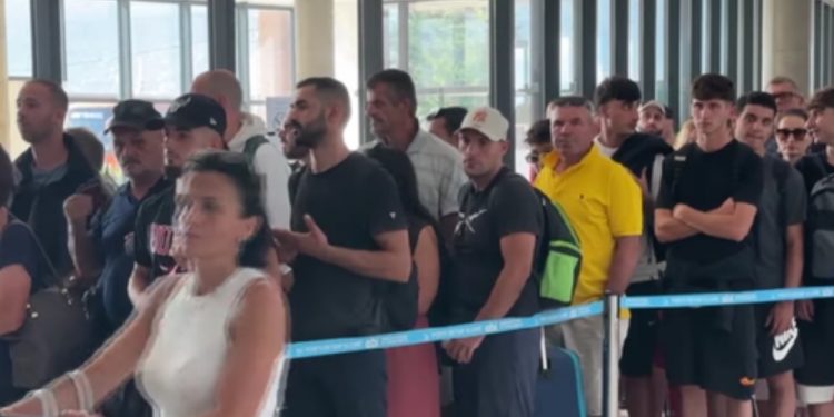 Vlora “pushtohet” nga italianët/ Sot me traget hynë dy mijë të rinj nga vendi fqinj