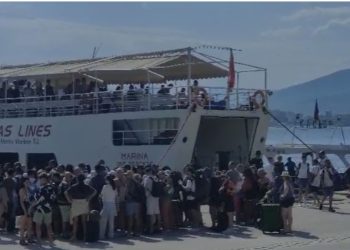 Porti i Sarandës dyndet nga turistët, zbarkojnë 20 jahte, kroçera dhe anije me…