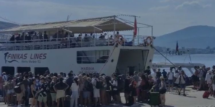 Porti i Sarandës dyndet nga turistët, zbarkojnë 20 jahte, kroçera dhe anije me…