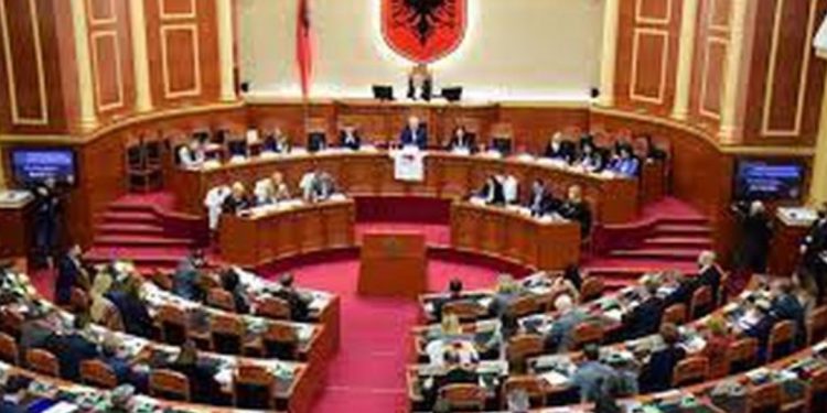 “Opozita po bën gjueti shtrigash!”, Gazetari: Presin të zihet Rama e Veliaj dhe të marrin…