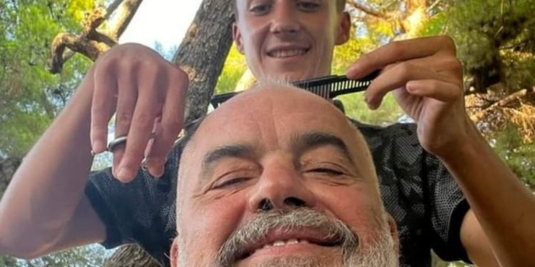 Edi Rama siç nuk e keni parë kurrë më parë, shfaqet duke…