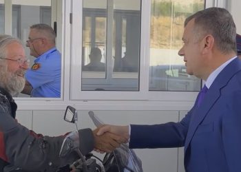 Ministri Taulant Balla befasisht takon turistin çek: Kur të ikësh atje, thuaj që…