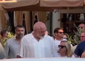 Krah për krah të përqafuar/ Pas kafes, Rama dhe Meloni shfaqen së bashku duke…