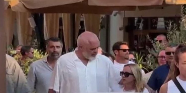 Krah për krah të përqafuar/ Pas kafes, Rama dhe Meloni shfaqen së bashku duke…