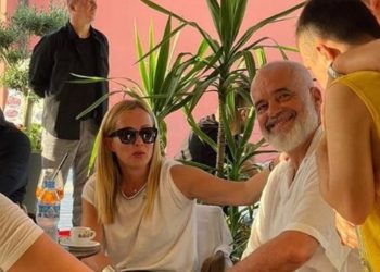 “Motra e Shqipërisë, vëllai i Italisë”/ Rama përcjell Melonin me fjalë mirënjohjeje: Ishte një…