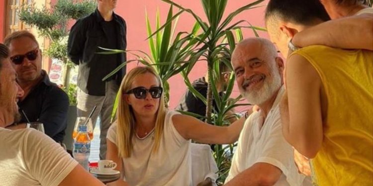 “Motra e Shqipërisë, vëllai i Italisë”/ Rama përcjell Melonin me fjalë mirënjohjeje: Ishte një…