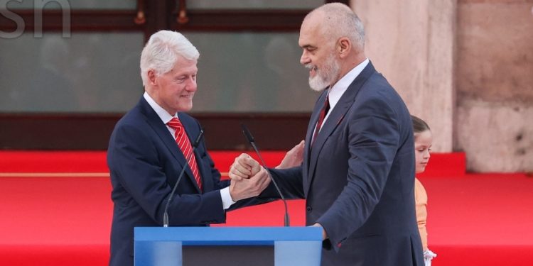 Bill Clinton sot feston ditëlindjen, ja sa vjeç bëhet ish-Presidenti i SHBA që…