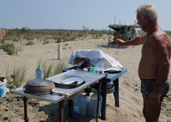 “Pushime si qëmoti!”/ Ky është plazhi në Shqipëri ku çadra kushton vetëm 300 lekë…