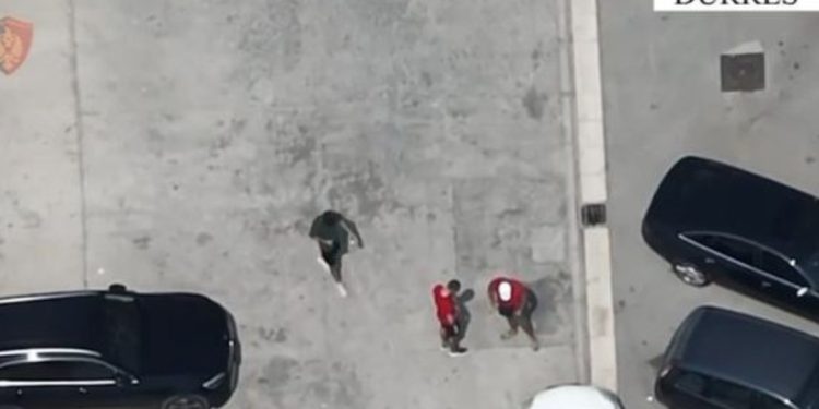 Iu merrte para shofereve, për të parkuar automjetet në hapësirë publike! E pëson keq…