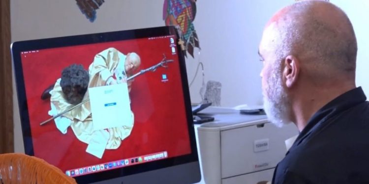 Rama zbulon “pa dashje” FOTO-n që mban në ekranin e kompjuterit të tij