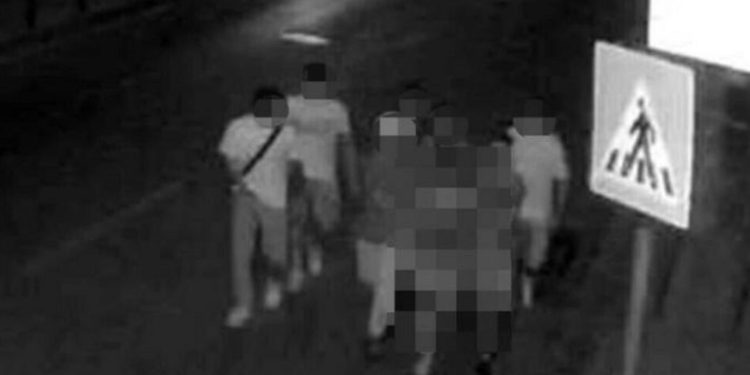 E tmerrshme/ Vajza 19-vjeçare përdhunohet në grup nga 7 persona, ngjarja e rëndë në…
