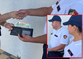 Fantastike/ Gjest human i policëve në Shëngjin, gjejnë portofolin plot me lekë dhe…