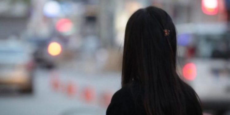 LAJM I FUNDIT – Vajza 16-vjeçare “ngre në këmbë” policinë e Pogradecit: Mamaja ime…