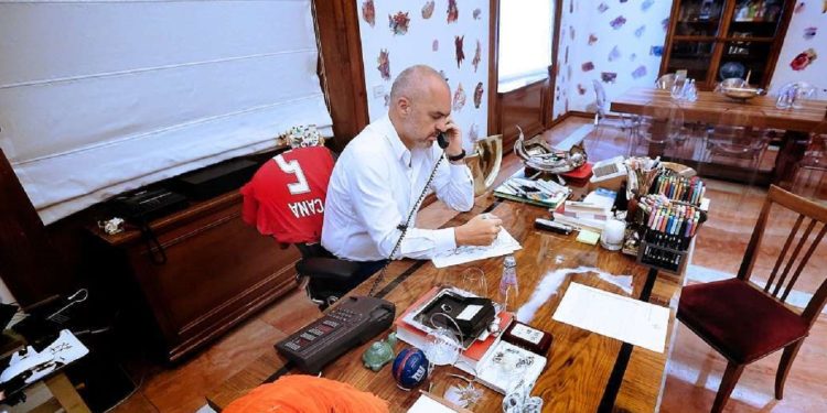 Pas pikturave nëpër mure, zbulohet TJETËR ‘objekt’ i pazakontë tek zyra e Ramës, shikoni…