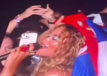 U shfaq në skenë me flamurin serb, reagon me urgjencë Rita Ora: Kujtova se…