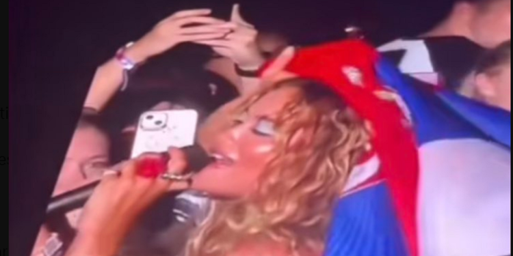 U shfaq në skenë me flamurin serb, reagon me urgjencë Rita Ora: Kujtova se…