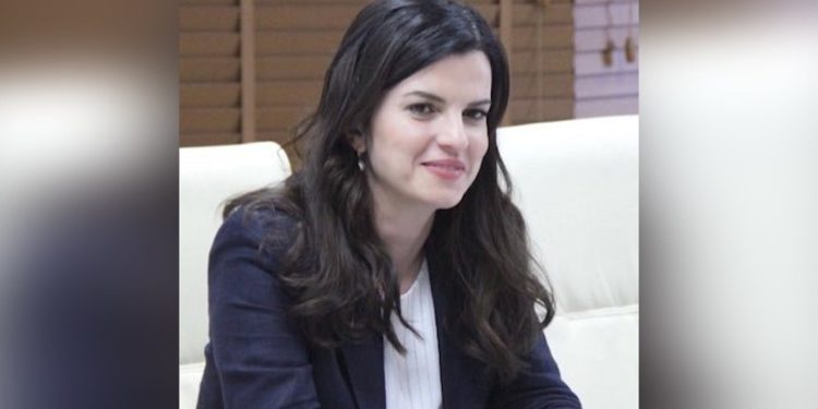 Zëvendësoi Manastirliun, kush është ministrja e re e Shëndetësisë që mori besimin e Ramës…