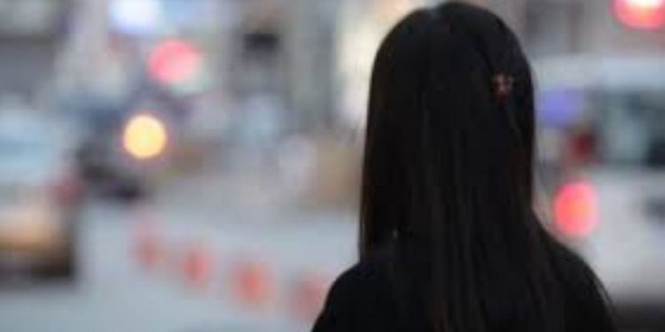 LAJM I FUNDIT – Vajza 18-vjeçare zhduket nga banesa, nëna “ngre alarmin” në Polici