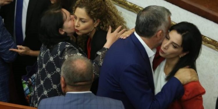 Kush është deputeti i vetëm Socialist që votoi KUNDËR shkarkimit të Olta Xhaçkës…