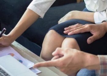 Në cilat profesione tradhtojnë më shumë burrat dhe gratë, zbuloni se kush kryeson