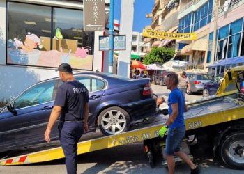 Kush parkon gabim e pëson keq, policia: Sa do jetë gjoba nëse të hiqet makina me karrotrec…