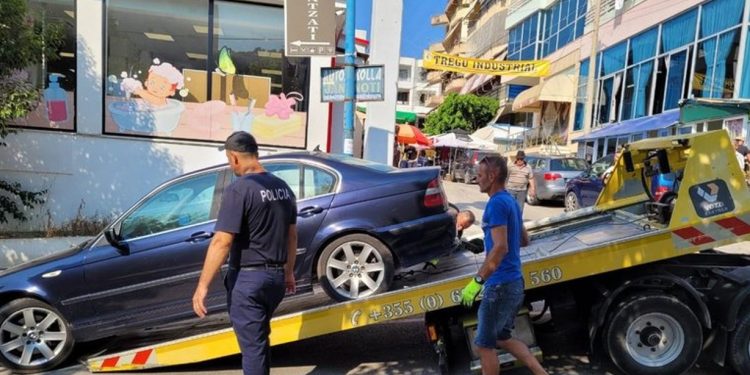 Kush parkon gabim e pëson keq, policia: Sa do jetë gjoba nëse të hiqet makina me karrotrec…