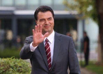 Çfarë ndodhi?! Kush është deputetja e PD që braktis Bardhin, i bashkohet Bashës…