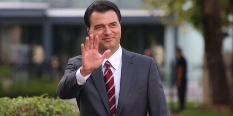 Çfarë ndodhi?! Kush është deputetja e PD që braktis Bardhin, i bashkohet Bashës…