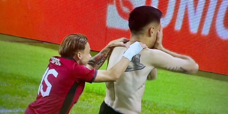 Ngriti peshë stadiumin, domethënia e madhe e tatuazhit të Mirlind Dakut…