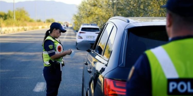Shoferët duhet ta lexojnë! Gati ndryshimi i bujshëm: Gjobat e Policisë do të vijnë direkt me SMS dhe…