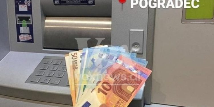 Bankomati “BUJAR” në Pogradec, u jep qytetarëve më shumë LEKË se rroga! Çudia…