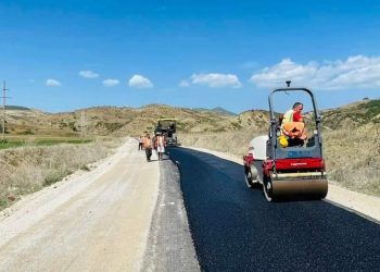 “Mbahet premtimi i kryebashkiakut socialist”, nis asfaltimi i rrugës së re që lidh…