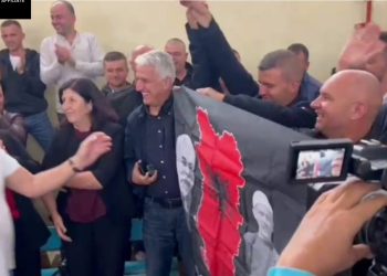 Festë me flamurin “Autochthonous”! Socialistët nuk përmbahen pas fitores në Kukës, shfaqet…
