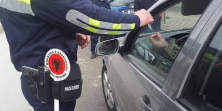 PARALAJMËRIM I FORTË për shoferët/ Nga sot makinat e parkuara gabim do të…