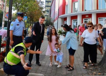 Gati të vendoset “rregulli i ri”/ Në një perimetër rreth 50 metër larg shkollave do të hiqen…