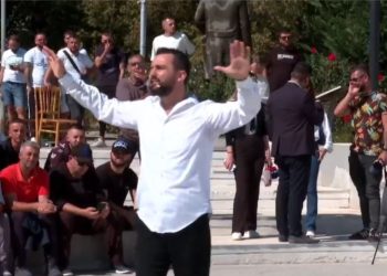 Lapaj befason me premtimin: “Shqipëria bëhet”, për 15 vite heq dorë nga…