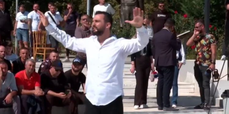 Lapaj befason me premtimin: “Shqipëria bëhet”, për 15 vite heq dorë nga…