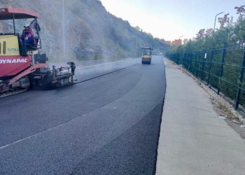 Tjetër rrugë kryesore nis shtrimin me asfalt, ARRSH njoftim të rëndësishëm për aksin…