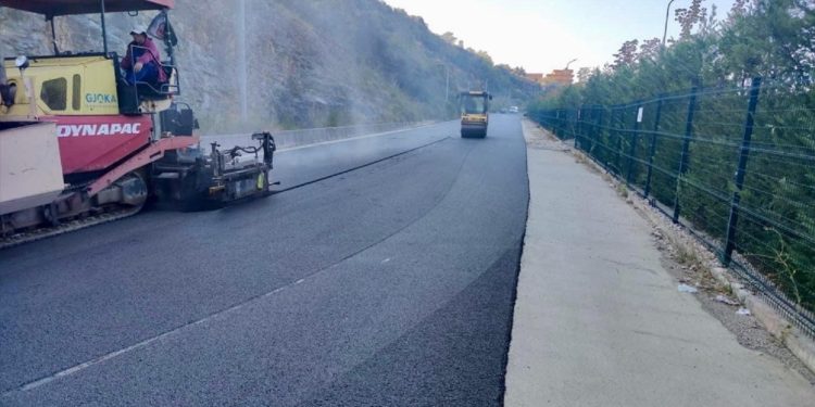 Tjetër rrugë kryesore nis shtrimin me asfalt, ARRSH njoftim të rëndësishëm për aksin…
