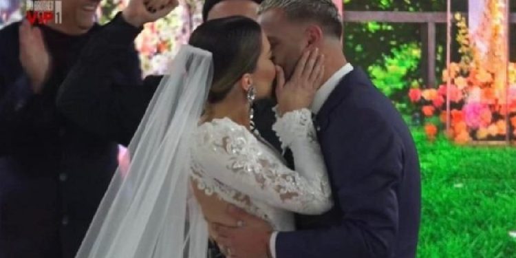 Sot 7 muaj nga puthja e parë/ Luizi zbulon dhuratën që i ka bërë Kiarës, ka një pyetje për…