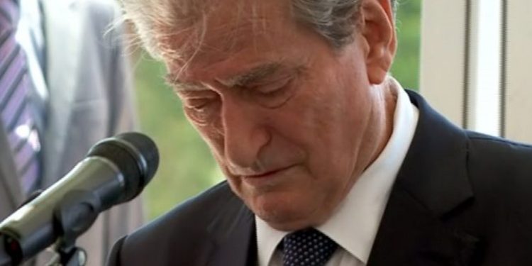 “Mbylli sytë përgjithmonë”/ Berisha mesazh ngushëllimi për ndarjen nga jeta të klerikut…