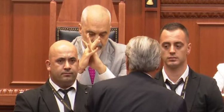 A do ta ‘spastrojë’ SPAK politikën? Gazetari sjell shembullin e rastit rumun…