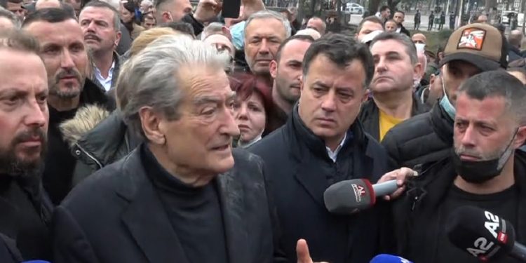 Humbja katastrofë në Kukës/ Ish-deputeti i PD “godet” fort Berishën: Të largohet…