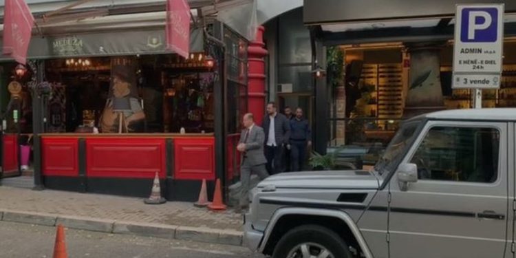LAJM I FUNDIT – Tre oficerë policie zbarkojnë në banesën e Berishës, çfarë po ndodh