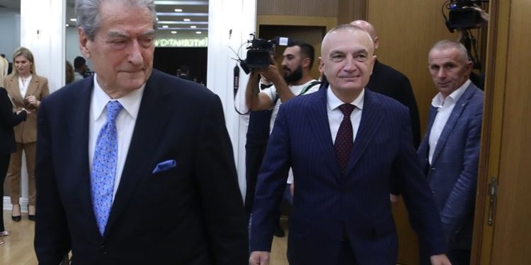 “Berisha mund të kërkojë azil politik”, gazetari tregon rrugët që e “shpëtojnë” Berishën…