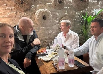 Rama ia shtron në Gjirokastër, detaji që bie në sy, në tavolinën e kryeministrit ka…