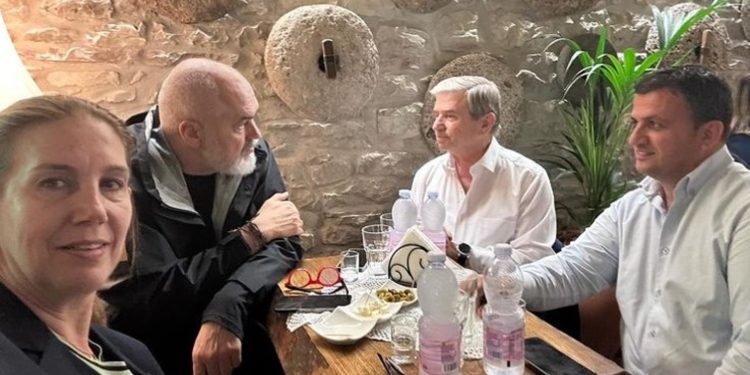 Rama ia shtron në Gjirokastër, detaji që bie në sy, në tavolinën e kryeministrit ka…